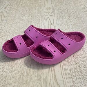 Women’s Crocs Cozzzy Fur Lined Slides (Pink).